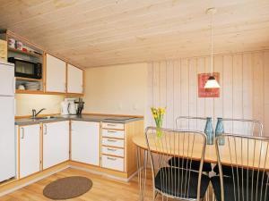Una cocina con una mesa y sillas en una habitación. en 2 person holiday home in Otterup, en Otterup