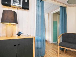 sala de estar con lámpara y silla en 2 person holiday home in Otterup, en Otterup