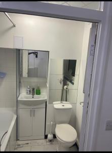 Gallery image of Studio Apartment SW2 in London
