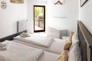 托特莫斯Ferienwohnung Panoramablick - super für deine Familie und die besten Aussicht in ganz Todtmoos的有窗户的房间里有两张床