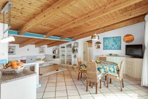 Una cocina y un comedor con mesa y sillas. en Attico La Bomboniera, en Olbia