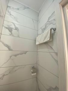 Ένα μπάνιο στο St Julian apartment number 8