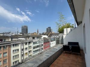 un balcon avec vue sur une ville dans l'établissement 3-Raum-City-Apartment Ost-5, à Düsseldorf