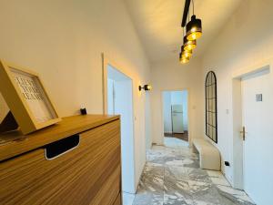 une pièce avec un comptoir avec une télévision et un couloir dans l'établissement 3-Raum-City-Apartment Ost-5, à Düsseldorf 26 autres photos