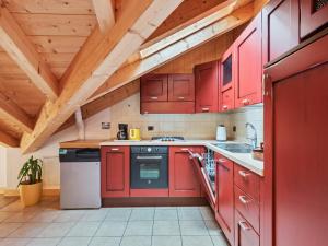 Η κουζίνα ή μικρή κουζίνα στο Belvilla by OYO Charming Apartment in Brez with TV