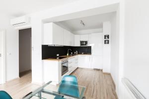 A kitchen or kitchenette at Homewell Apartments Stare Miasto