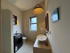 Ένα μπάνιο στο Amani Breeze Ghepard Towers +29 φωτογραφίες