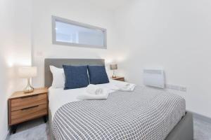 Postel nebo postele na pokoji v ubytování Light & Modern 1 Bed Budget Apartment Dudley