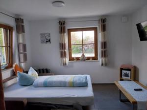 a bedroom with a bed and a window at Kern's Hoamat in Soyen
