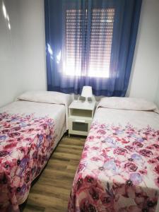 Un pat sau paturi într-o cameră la Apartamento en el Palmar cerca a la playa