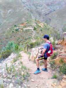un hombre con una mochila de pie en una montaña en Greystone, en McGregor
