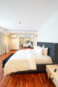 - une grande chambre avec un grand lit blanc dans l'établissement Orchid Apartment 2, à Lagos 9 autres photos