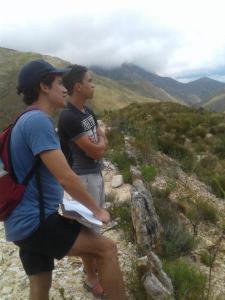 dos hombres parados en la cima de una montaña en Greystone, en McGregor