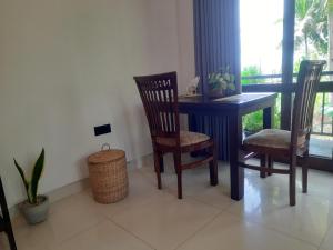 uma sala de jantar com uma mesa e duas cadeiras em Turtle Point Homestay Seaview 2 - BB, Fast Wi-Fi, AC em Dikwella mais 30 fotografias