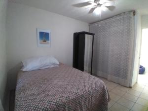 a bedroom with a bed and a ceiling fan at Casa confortable in Silao