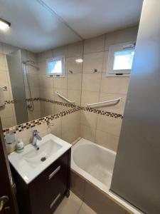 a bathroom with a sink and a bath tub at Piso villegas in San Carlos de Bariloche