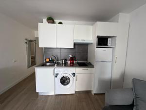 una cocina con lavadora y lavadora en Casa Giorì playa de las Americas, en Playa de las Américas