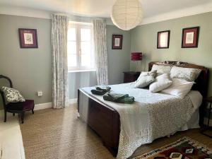 Ένα ή περισσότερα κρεβάτια σε δωμάτιο στο Owl Farmhouse, Quiet Country Retreat