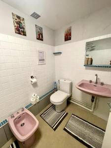 Ένα μπάνιο στο Owl Farmhouse, Quiet Country Retreat +27 φωτογραφίες