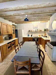 Η κουζίνα ή μικρή κουζίνα στο Owl Farmhouse, Quiet Country Retreat