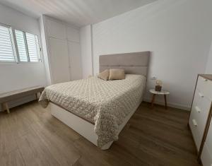 Un dormitorio blanco con una cama y una ventana. en Casa Giorì playa de las Americas, en Playa de las Américas 27 fotos más