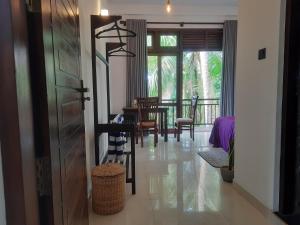 uma sala de jantar com mesa e cadeiras em Turtle Point Homestay Seaview 2 - BB, Fast Wi-Fi, AC em Dikwella