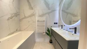 Ένα μπάνιο στο Appartement T4 au coeur du Triangle d'Or +14 φωτογραφίες