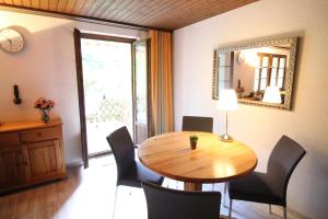 a dining room with a table and chairs and a mirror at Gartenwohnung Bemer Rempfler Erholung Pur in Lungern