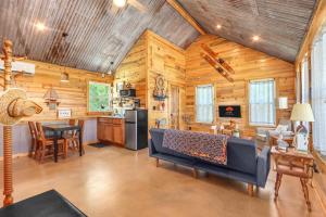 Il comprend une cuisine et un salon avec des murs en bois. dans l'établissement RusTx Ranch Cottage Group 4-6, à Wimberley