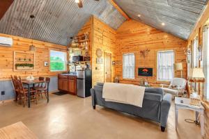 un salon avec un canapé et une cuisine dans l'établissement RusTx Ranch Cottage Group 4-6, à Wimberley