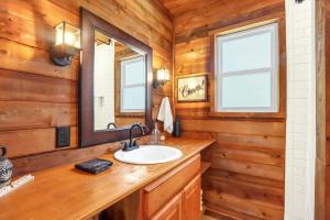 une salle de bains avec un lavabo et un miroir dans l'établissement RusTx Ranch Cottage Group 4-6, à Wimberley 31 autres photos