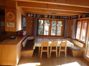 a kitchen with a table and chairs in a cabin at Ferienhaus in Hasliberg Wasserwendi