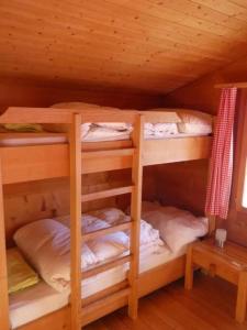a bunk bed with four bunk beds in a cabin at Ferienhaus in Hasliberg Wasserwendi
