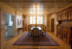 a dining room with a table and chairs at Schloss Heidegg in Gelfingen