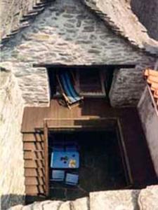 una porta in un edificio in pietra con finestra di Casa Anna ad Avegno