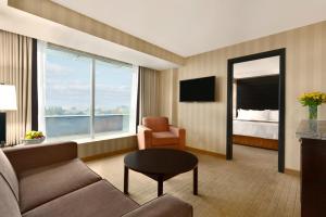 TV a/nebo společenská místnost v ubytování Radisson Hotel Vancouver Airport