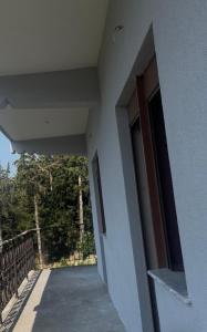einen Flur eines Gebäudes mit offener Tür in der Unterkunft Amara in Kaninë