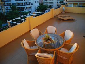 balcone con tavolo e sedie sul tetto di Modern Denia Apartment a Denia