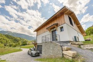 ein kleines Haus mit Holzdach in der Unterkunft Villa Alésia - Jacuzzi et vue montagnes, environnement apaisant in Saint-Eustache