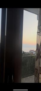 ein Fenster mit Meerblick vom Balkon in der Unterkunft Amara in Kaninë + 3 Fotos