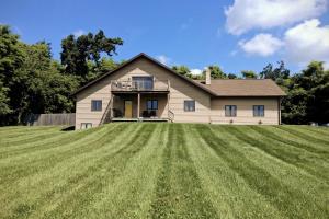 una casa grande en un gran campo de hierba en Serenity Acres, en Douglas Center