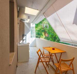 Una habitación con una mesa y sillas y una ventana. en Monsoni House, en Cagliari