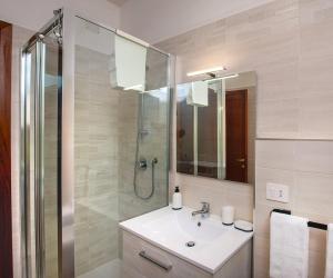 un baño con lavabo y ducha en Monsoni House, en Cagliari 13 fotos más
