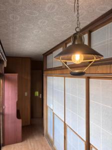 a light fixture hanging from a ceiling in a room at Tomaru細野 in Nobezawa