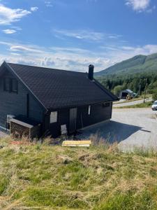 una casa negra con una rampa delante de ella en Flott hytte i Sogndal skisenter-Hodlekve, en Sogndal