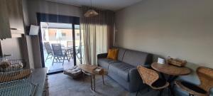 un soggiorno con un divano e un tavolo di Theros a Nikiana