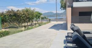 un gruppo di panche seduti sul lato di un edificio di Theros a Nikiana