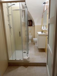 un bagno con doccia, lavandino e WC di GiuattyHomeHolidayTermoli2 a Termoli