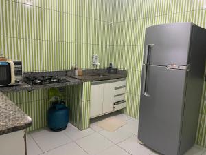 eine Küche mit Kühlschrank und grün-weißen Streifen in der Unterkunft Apartamento aconchegante perto da rodoviária in Teresina + 7 Fotos