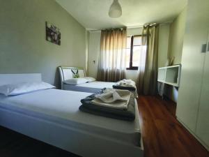 Ένα ή περισσότερα κρεβάτια σε δωμάτιο στο Yanevi Apartments